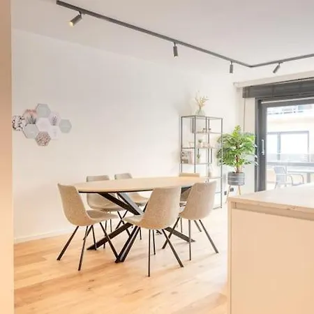 דירה Spacious 2-br Just 30m From The *