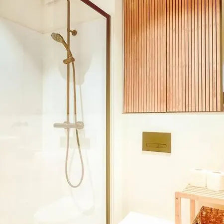 Spacious 2-br Just 30m From The דירה