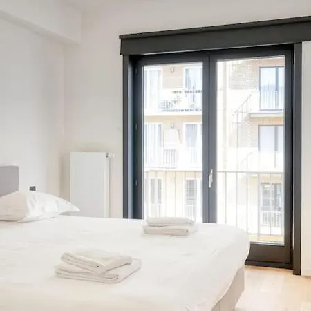 Spacious 2-br Just 30m From The דירה *